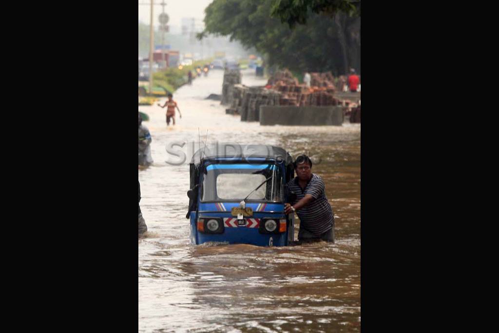 Banjir 50 cm, Lalu lintas...