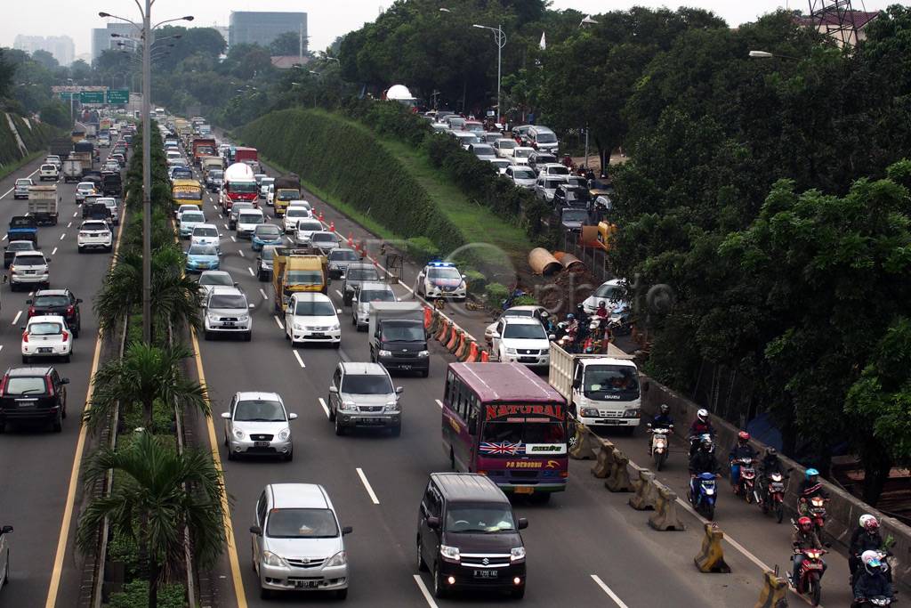 Perbaikan jalan ambles...