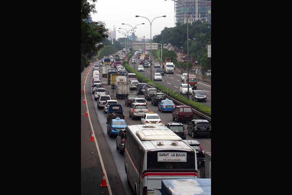 Perbaikan jalan ambles...