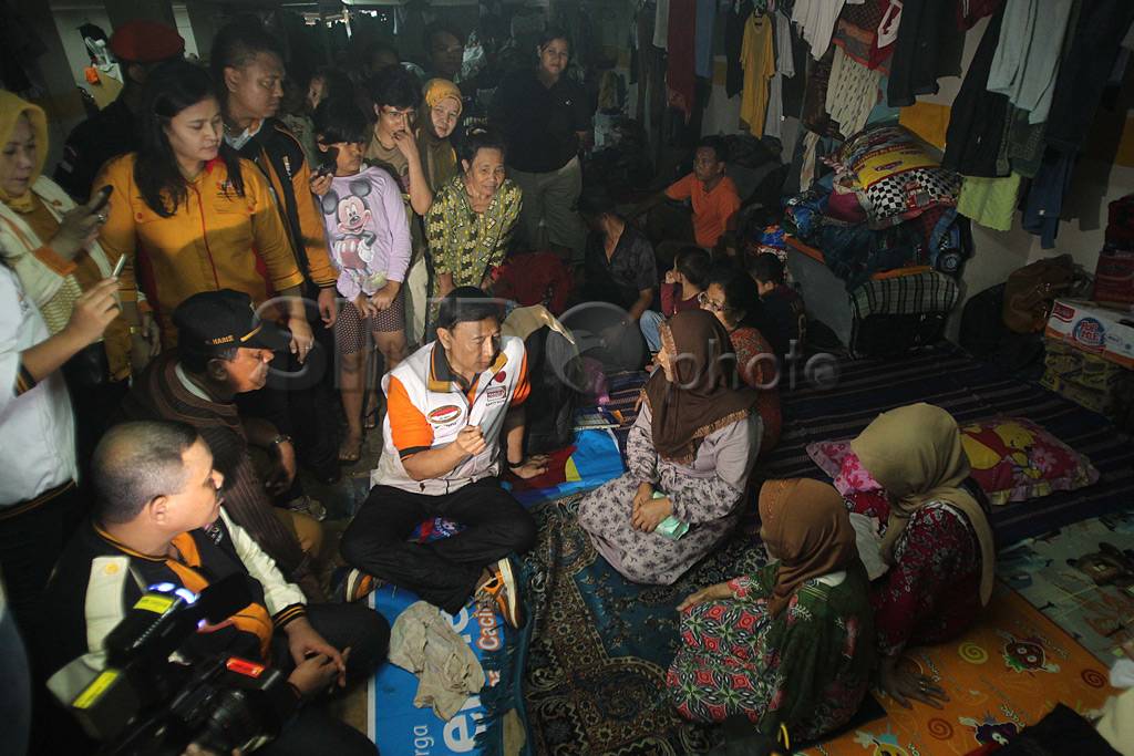 Kunjungi warga, Wiranto...