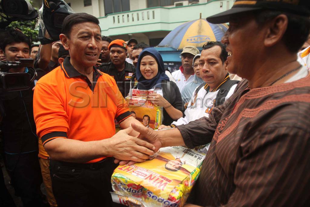 Kunjungi warga, Wiranto...