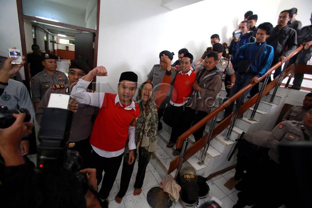 Tiga petani Indramayu...