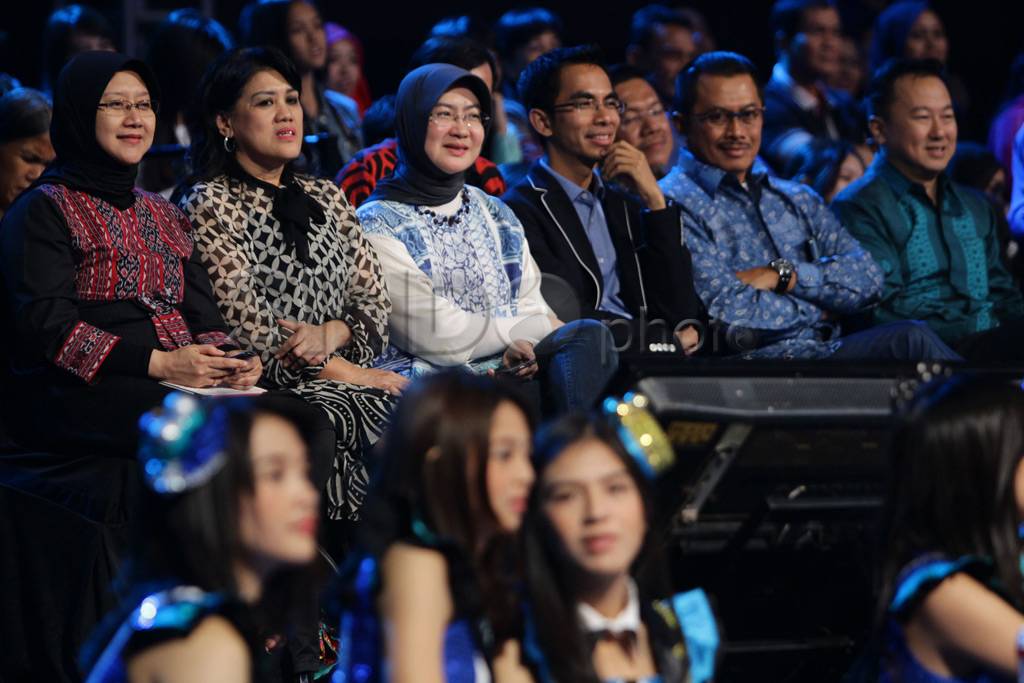 Syahrini penyanyi solo...