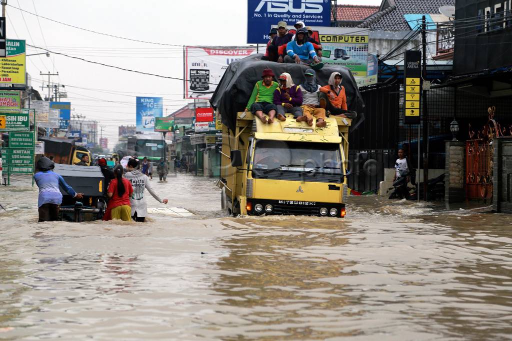 Evakuasi warga korban...