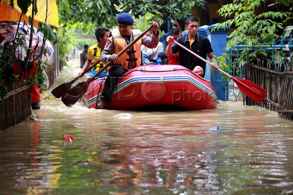 Evakuasi warga korban...