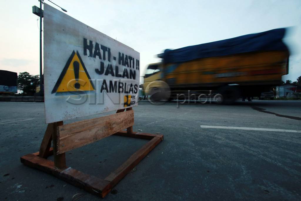 Perbaikan jalan ambles...