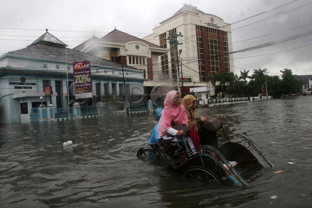 Semarang banjir, stasiun...