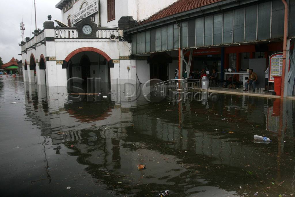 Semarang banjir, stasiun...