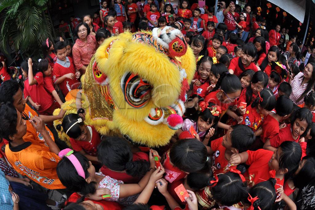 Atraksi Barongsai hibur...
