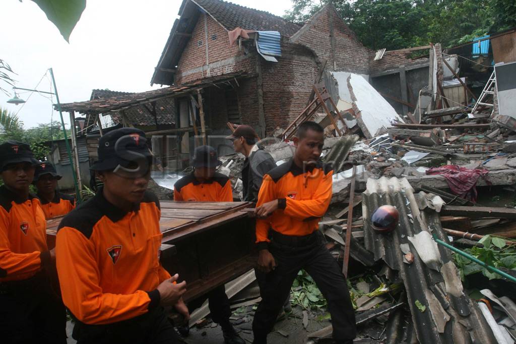 Pengungsi korban longsor...