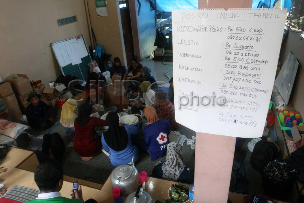 Pengungsi korban longsor...