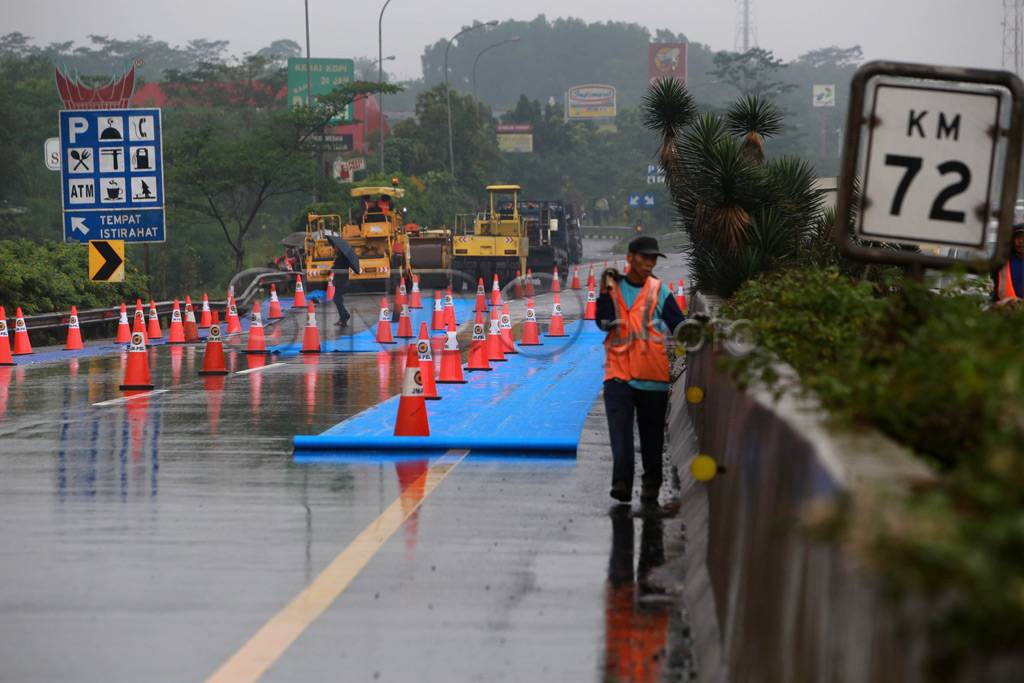 Tol Cipularang ambles...