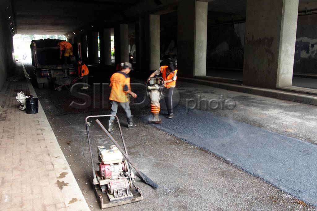 Perbaikan jalan rusak...