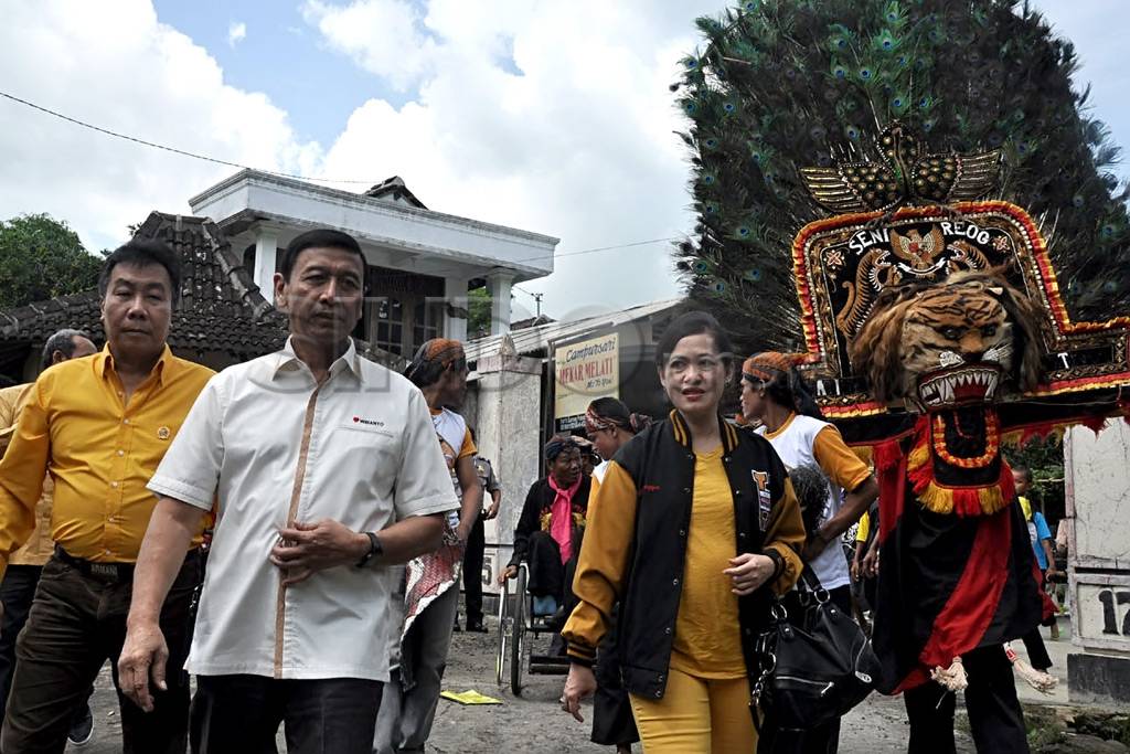 Wiranto kunjungi Desa...