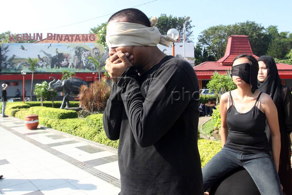 Aksi teatrikal tuntut...