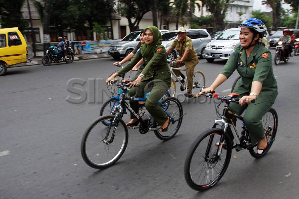 Senin dan Jumat PNS...