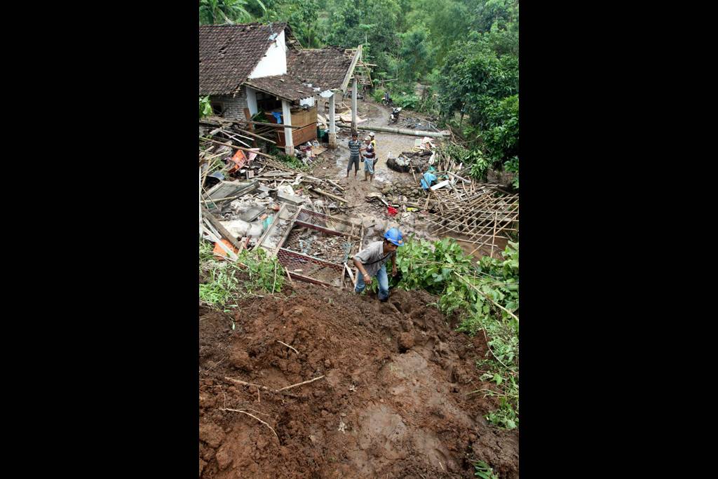 Longsor di Jombang,...
