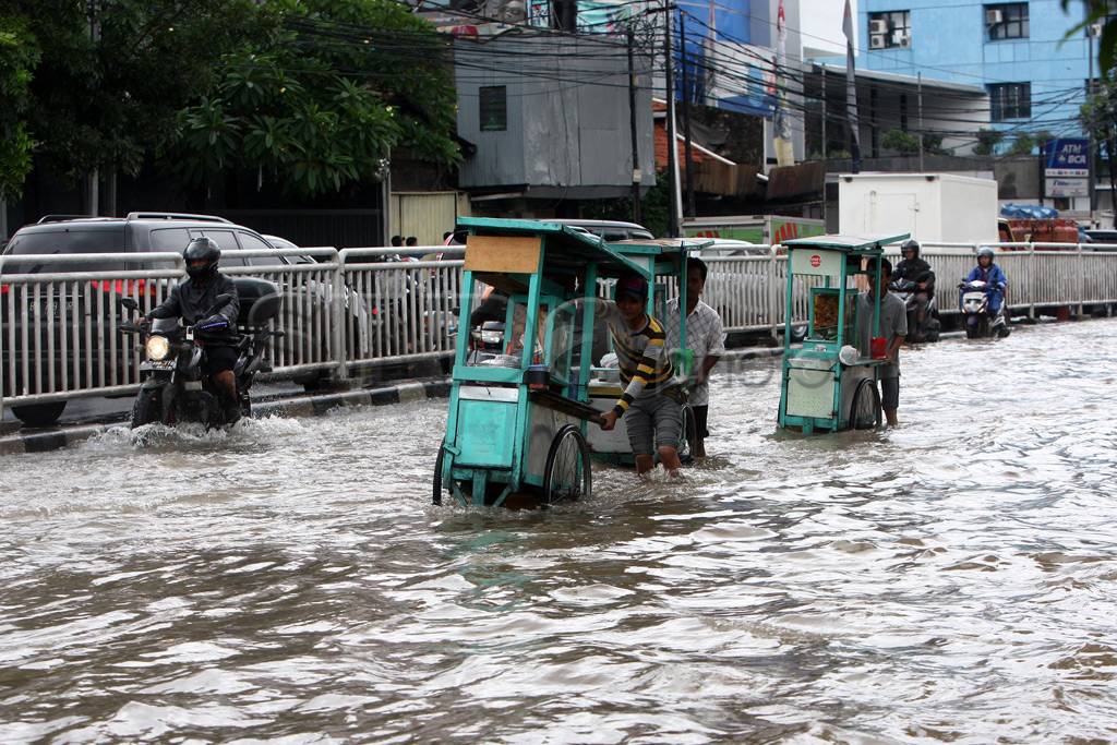Kali Krukut meluap,...