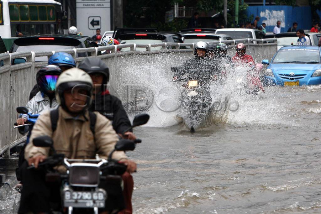 Kali Krukut meluap,...