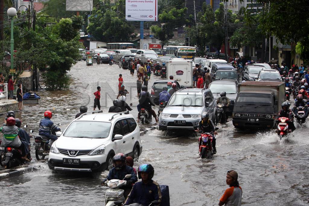 Kali Krukut meluap,...