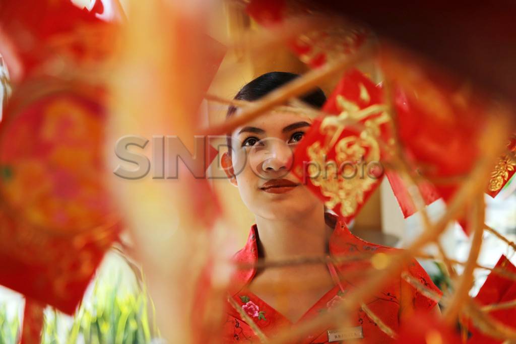 Pohon angpao menghiasi...