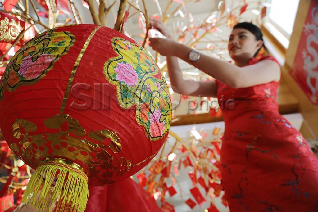 Pohon angpao menghiasi...