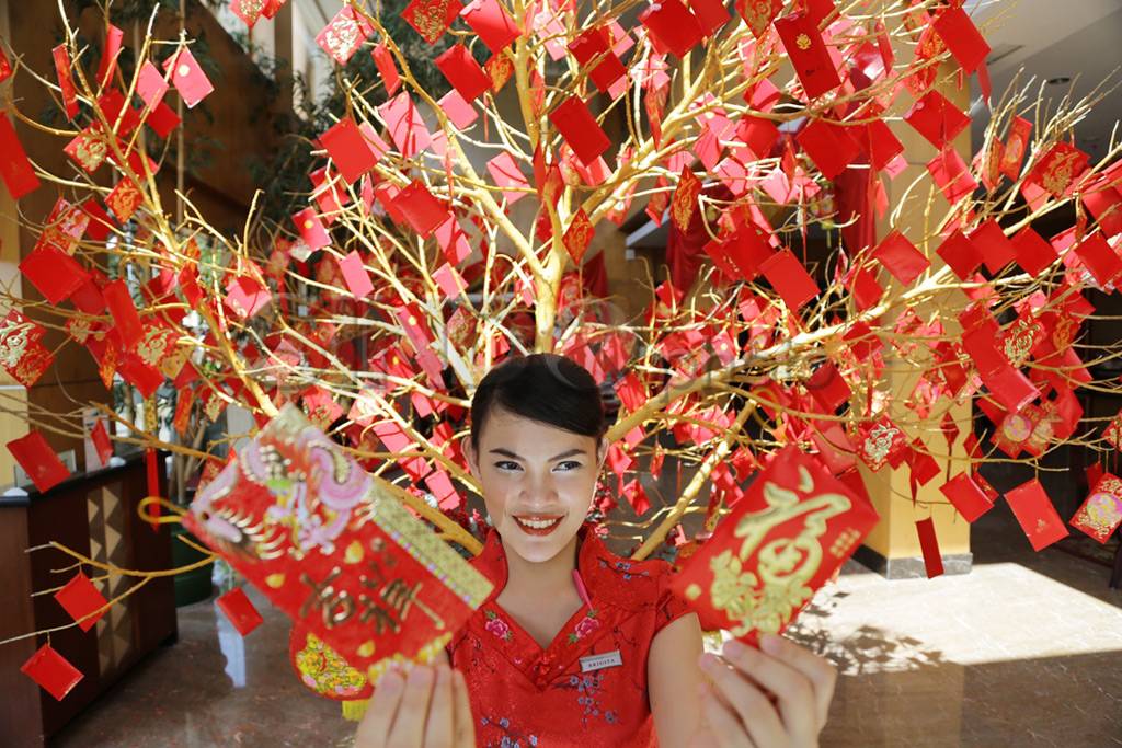 Pohon angpao menghiasi...