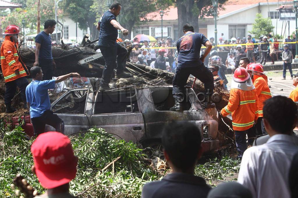 Mobil terbakar tertimpa...