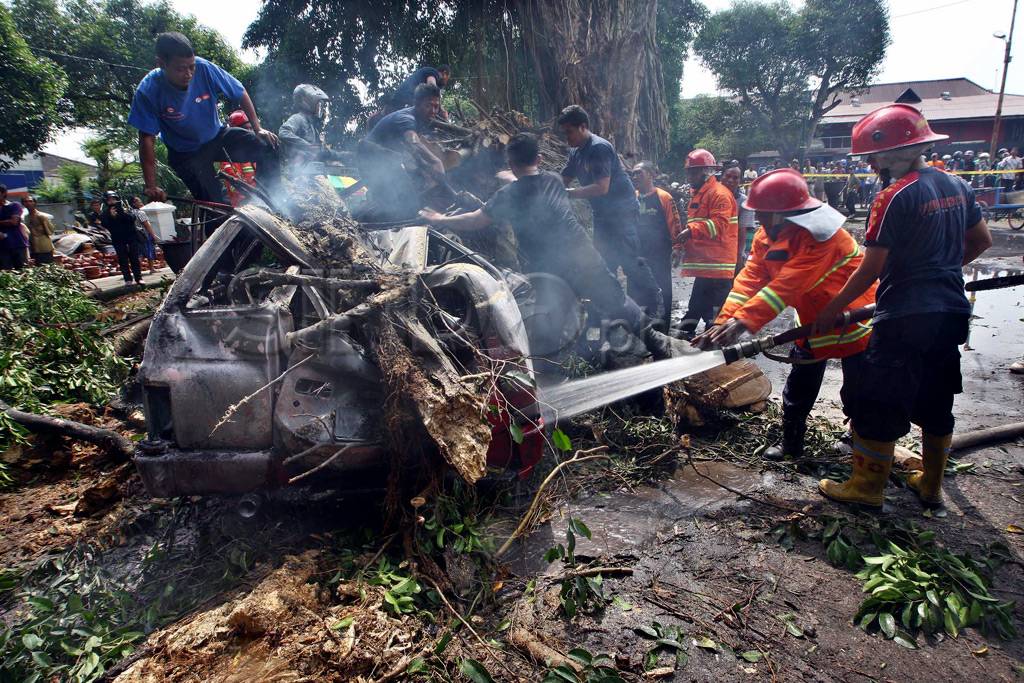 Mobil terbakar tertimpa...