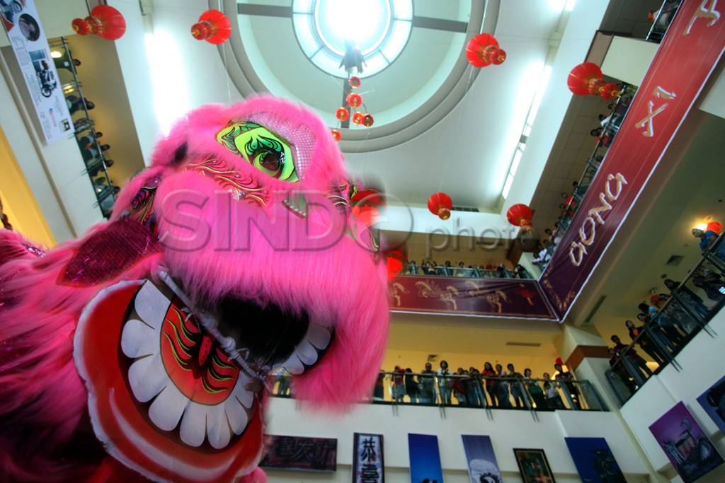 Atraksi Barongsai hibur...