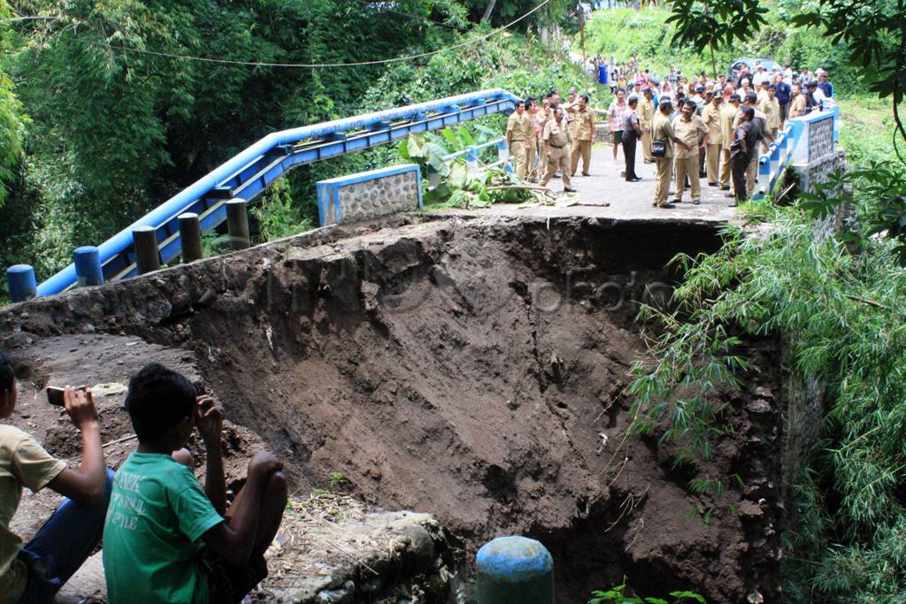 Jembatan penghubung...