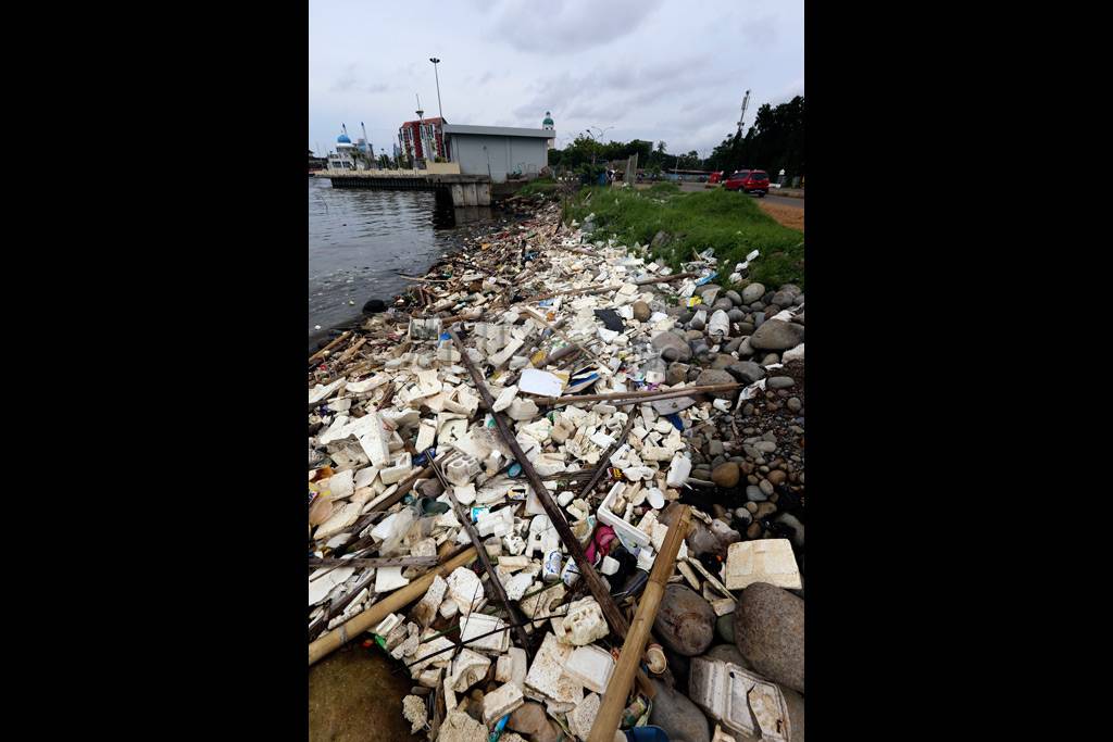 Sampah memenuhi pantai...