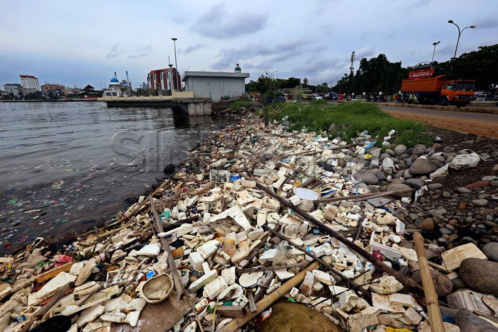 Sampah memenuhi pantai...