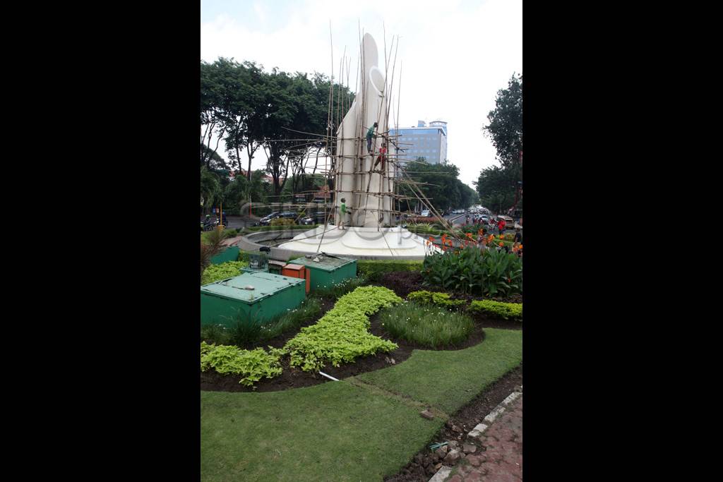 Perawatan tugu Bambu...