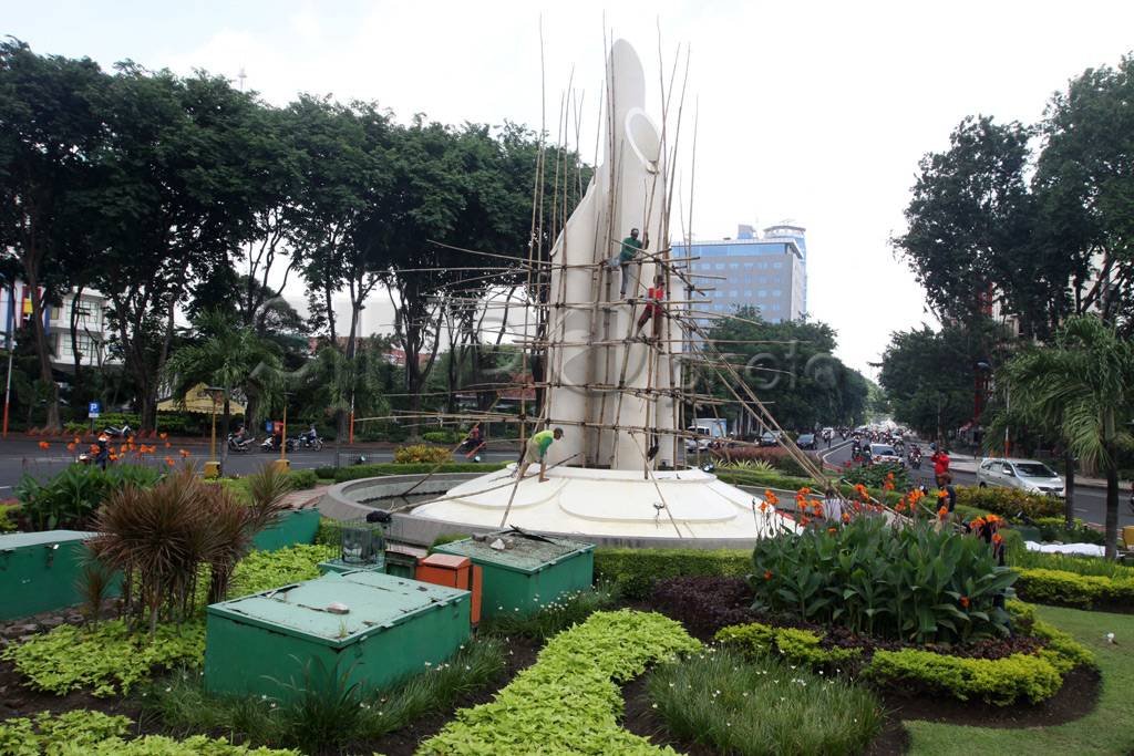 Perawatan tugu Bambu...
