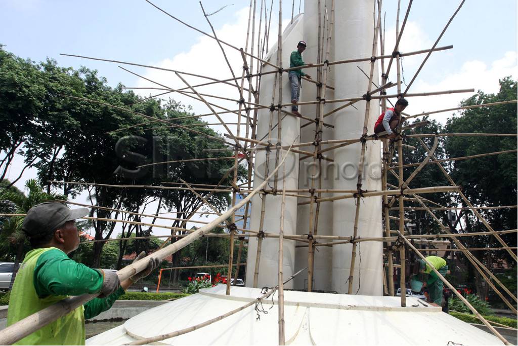 Perawatan tugu Bambu...