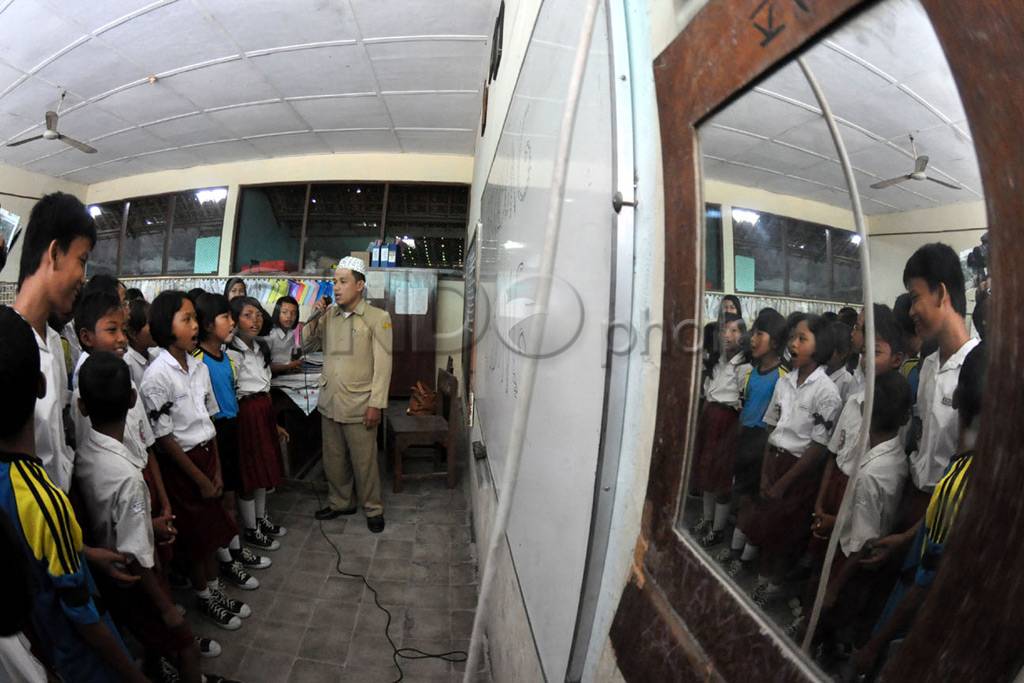 Siswa SD gelar doa berkabung...