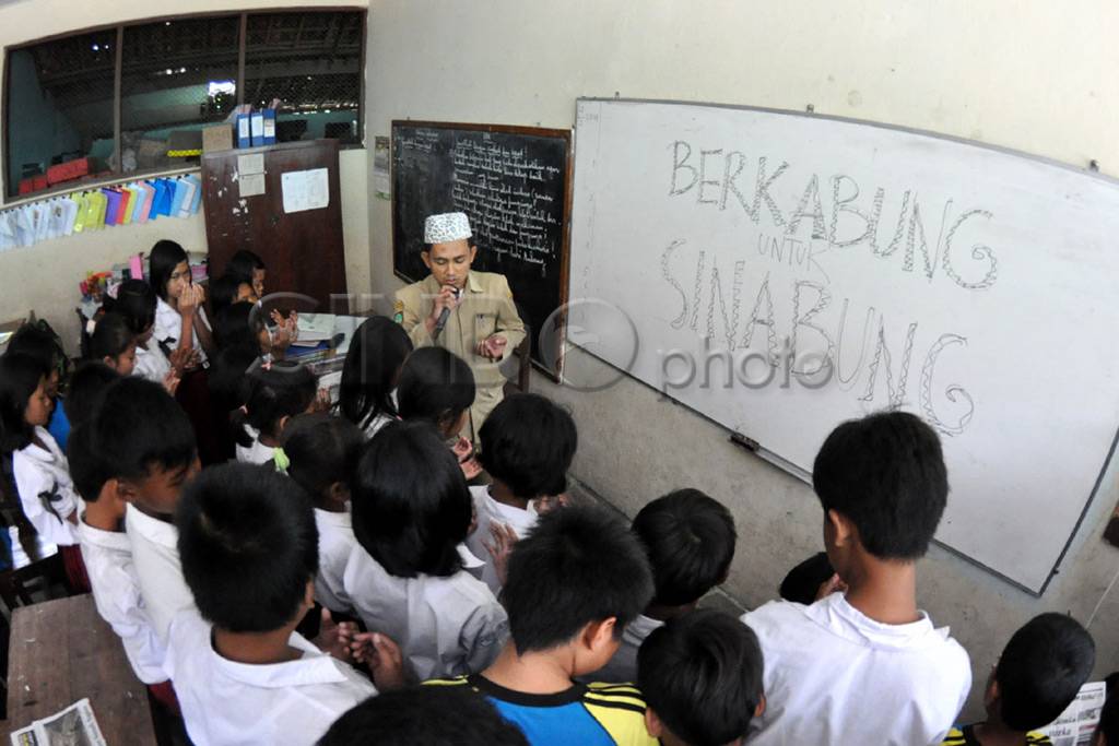 Siswa SD gelar doa berkabung...