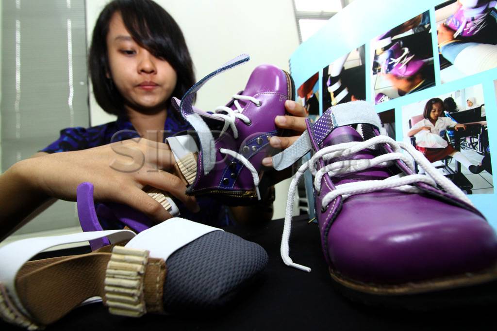 Sepatu khusus penyandang...