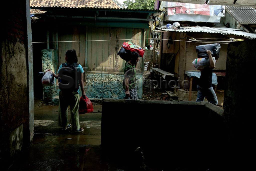 Warga Kampung Pulo kembali...