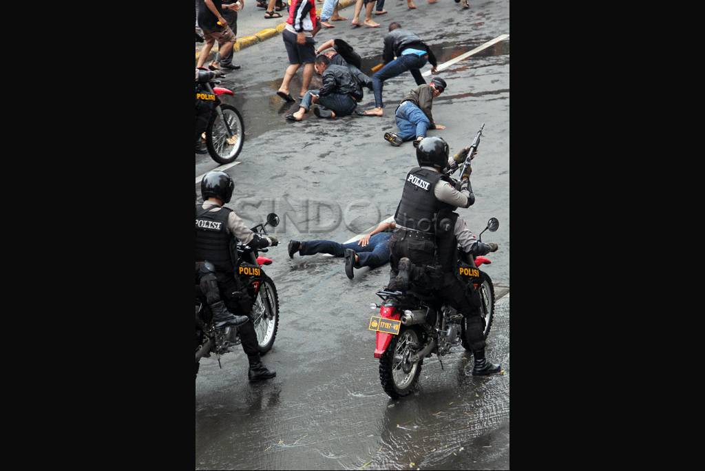 Polisi halau pengunjuk...