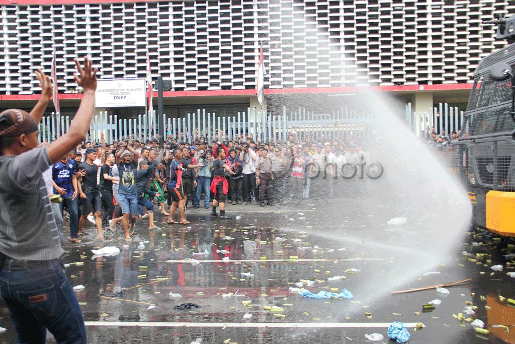 Polisi halau pengunjuk...