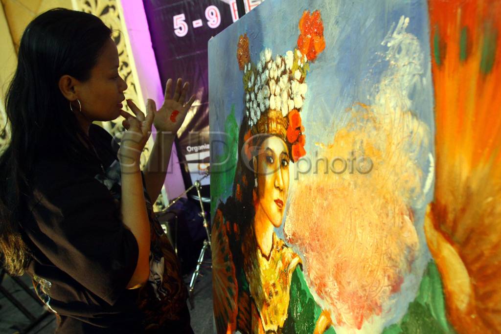 Deby Maria melukis dengan...