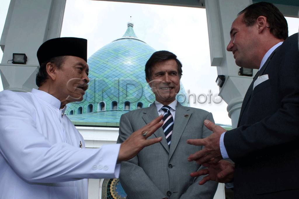 Duta besar AS kunjungi...