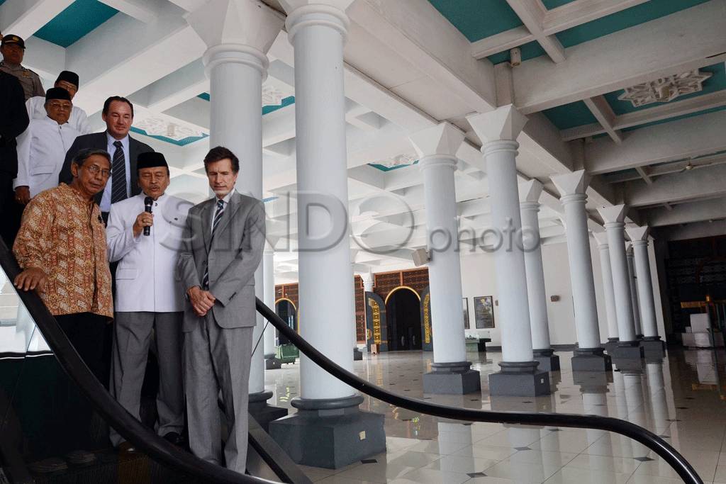 Duta besar AS kunjungi...