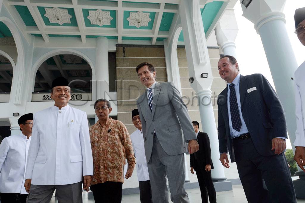 Duta besar AS kunjungi...