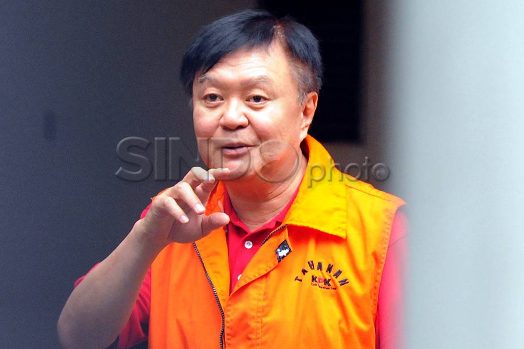 Tersangka dugaan korupsi...