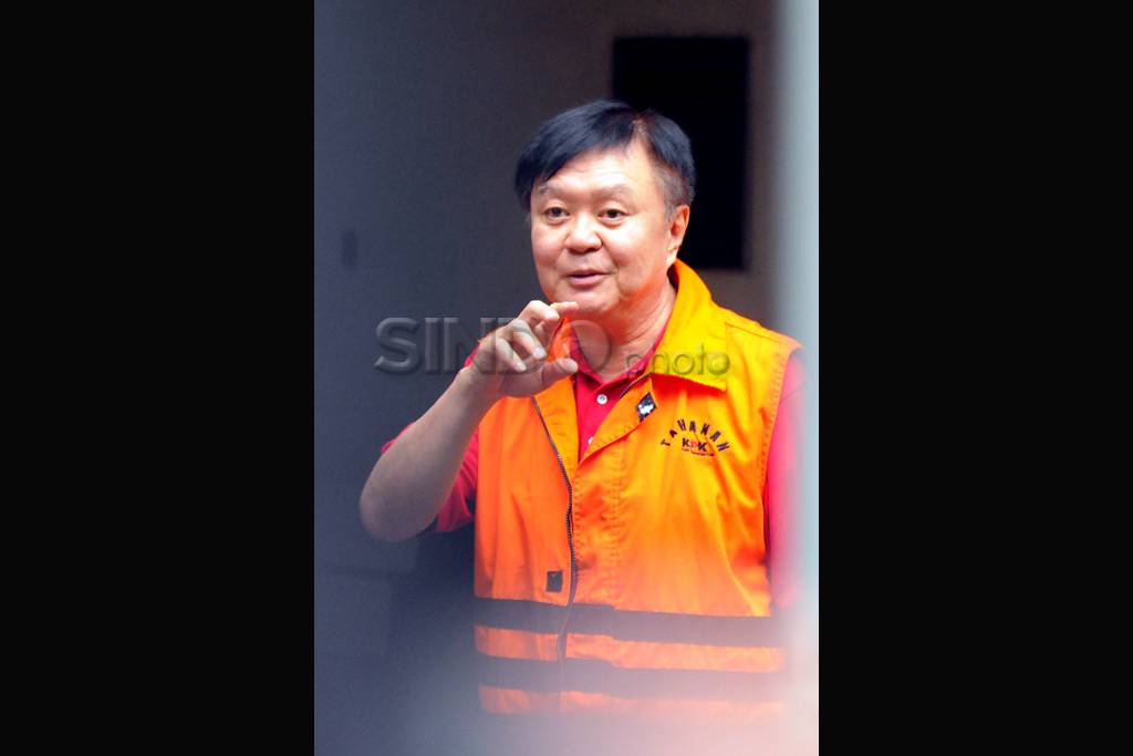 Tersangka dugaan korupsi...