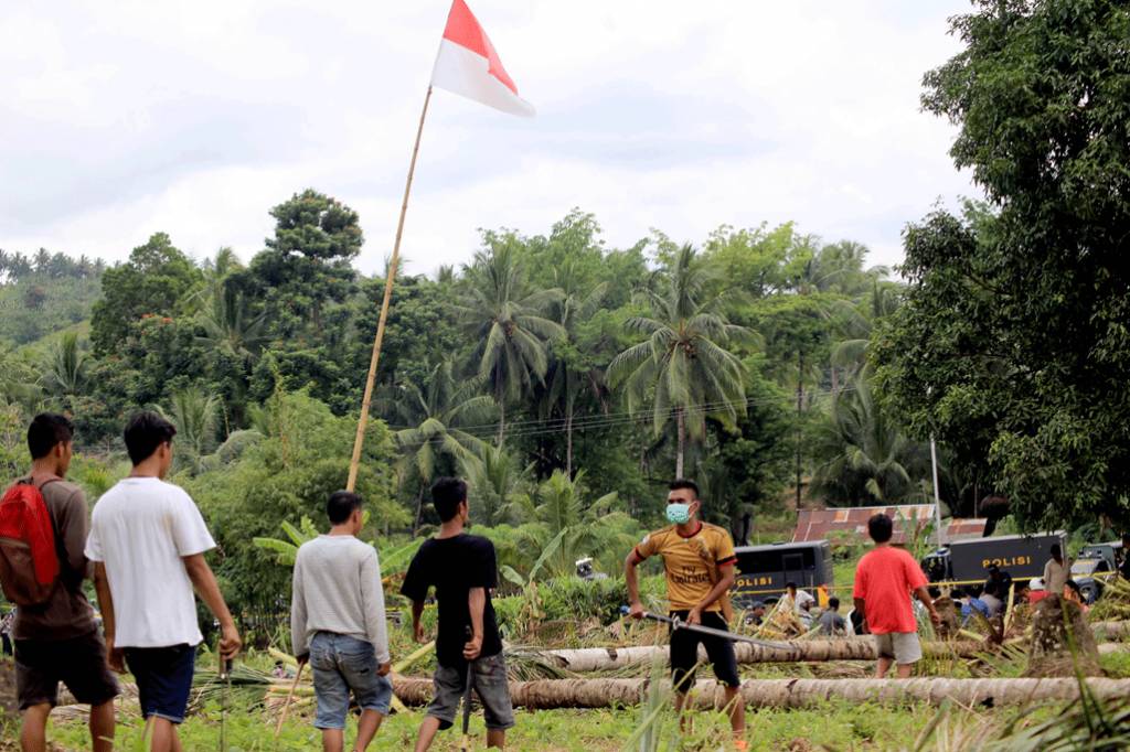 Polisi halau warga yang...