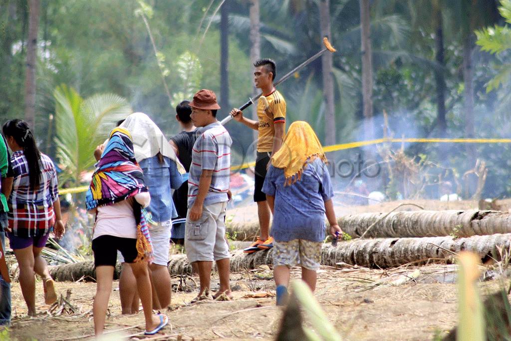 Polisi halau warga yang...